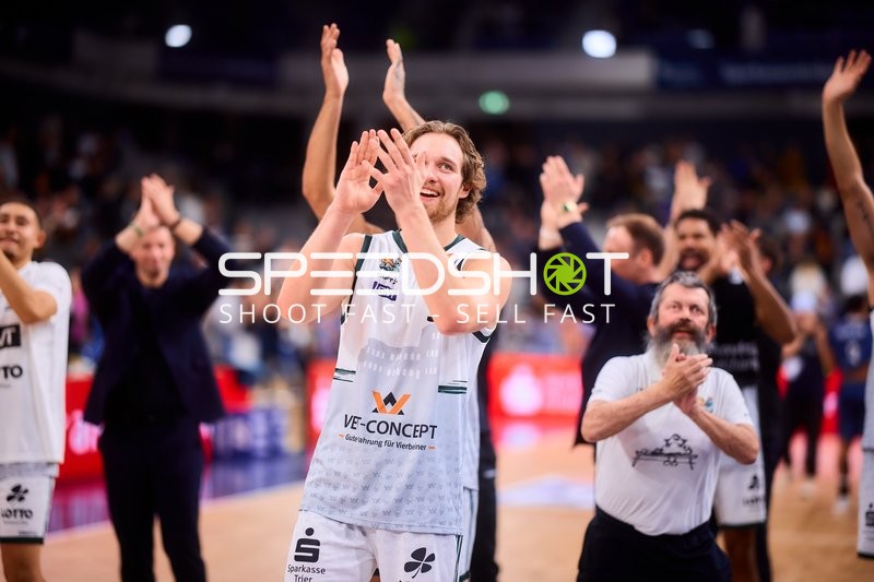 Marco Hollersbacher (9; Gladiators Trier) klatscht