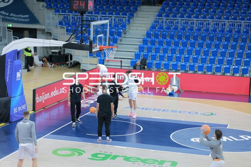 Spieler beim Aufwärmen auf dem Spielfeld