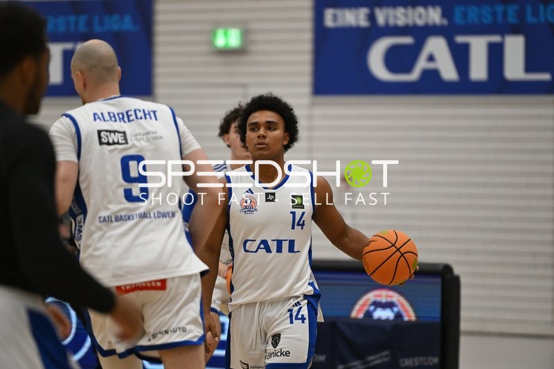 Jeremie Fotso Sighom (14; CATL Basketball Löwen Erfurt) dribbelt
