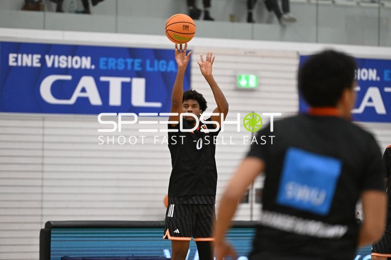 Namori Omog (0; OrangeAcademy Ulm) wirft