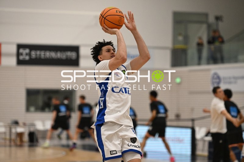 Michael Tyrone Mitchell Jr. (1; CATL Basketball Löwen Erfurt) wirft