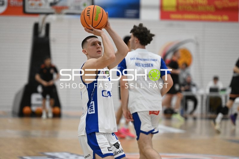 Luke-Johan Kiraly (22; CATL Basketball Löwen Erfurt) wirft