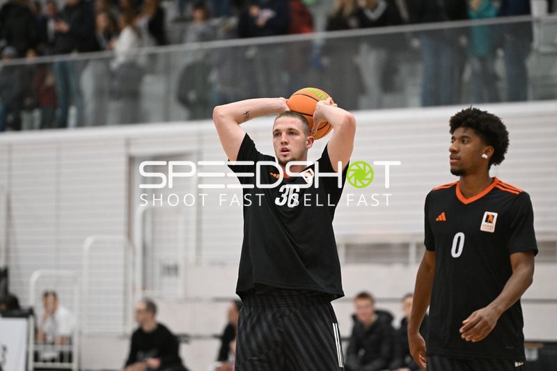 Basketball-Situation mit 36; CATL Basketball Löwen Erfurt und Namori Omog (0; OrangeAcademy Ulm)