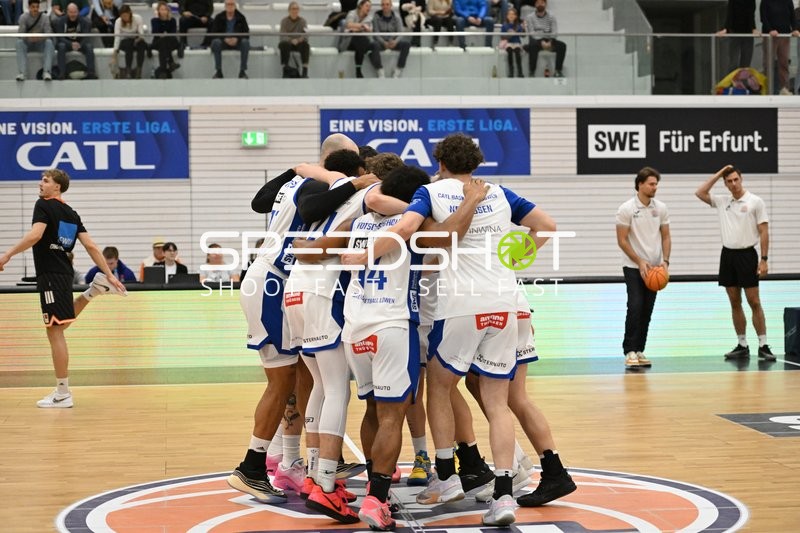 Joel Cwik (1; OrangeAcademy Ulm) in Teamumarmung