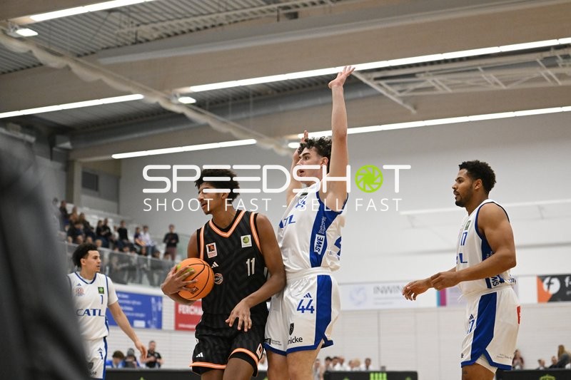 Meissa Faye (11; OrangeAcademy Ulm) mit Ball unter Druck von Samuel Elias Nellessen (44; CATL Basketball Löwen Erfurt)