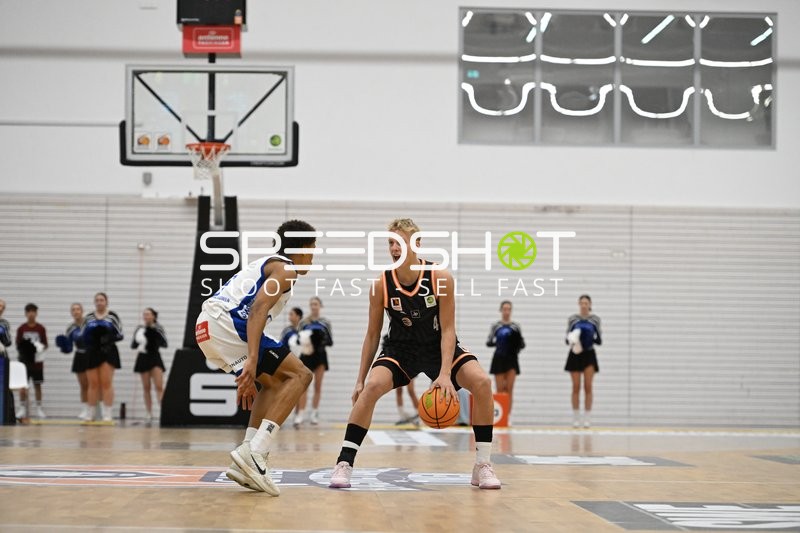 Teo Milicic (4; OrangeAcademy Ulm) mit Ball