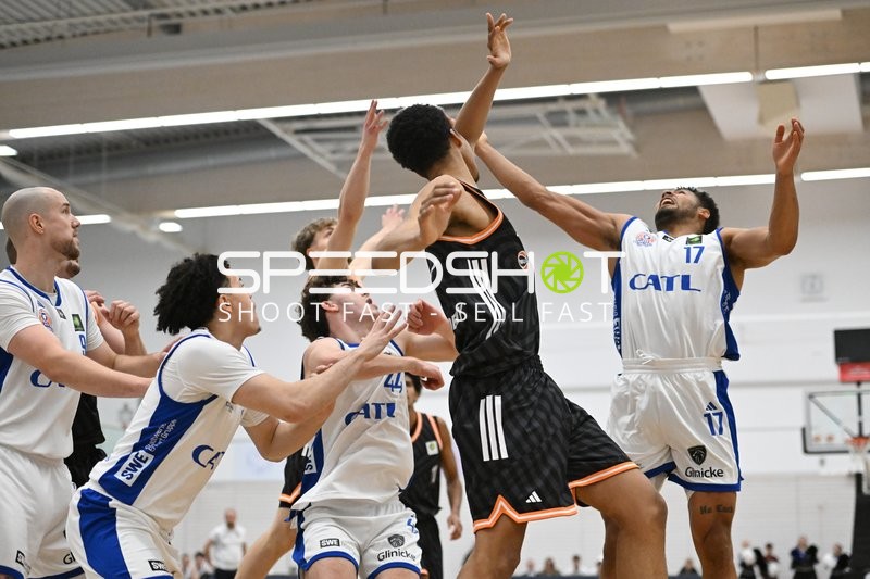 Tobias Rainer Holbach (17; OrangeAcademy Ulm) im Rebound-Duell