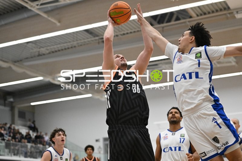 Michael Tyrone Mitchell Jr. (1; CATL Basketball Löwen Erfurt) verteidigt gegen Marko Dordevic (36; OrangeAcademy Ulm)