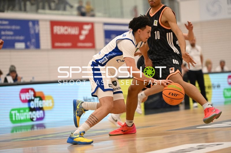 Michael Tyrone Mitchell Jr. (1; CATL Basketball Löwen Erfurt) dribbelt gegen Verteidigung