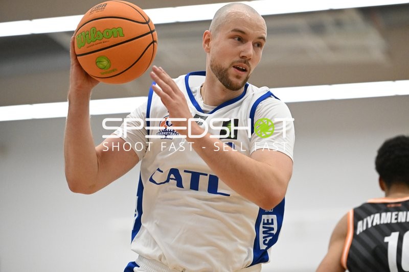 Paul Albrecht (9; CATL Basketball Löwen Erfurt) mit Ball