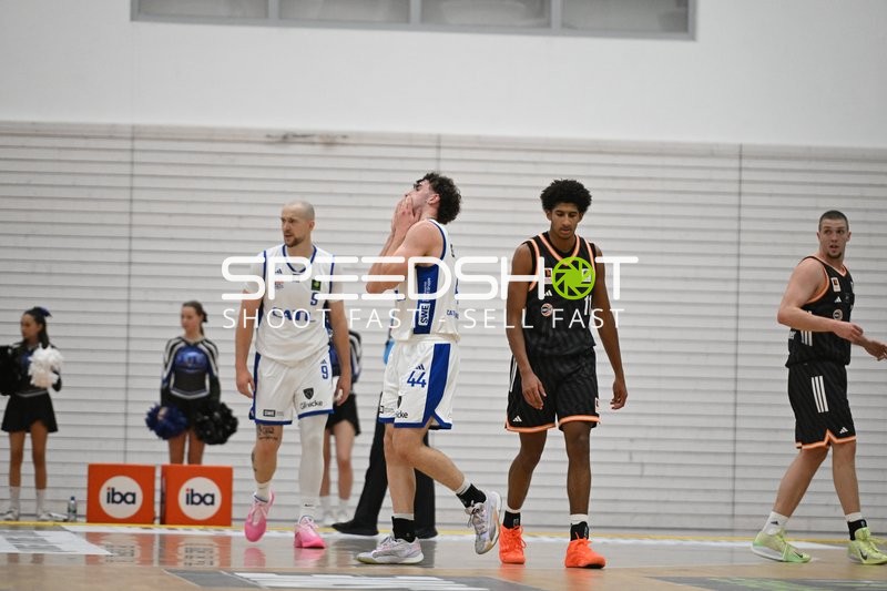 Basketball-Situation mit Meissa Faye (11; OrangeAcademy Ulm), Paul Albrecht (9; CATL Basketball Löwen Erfurt) und Marko Dordevic (36; OrangeAcademy Ulm)