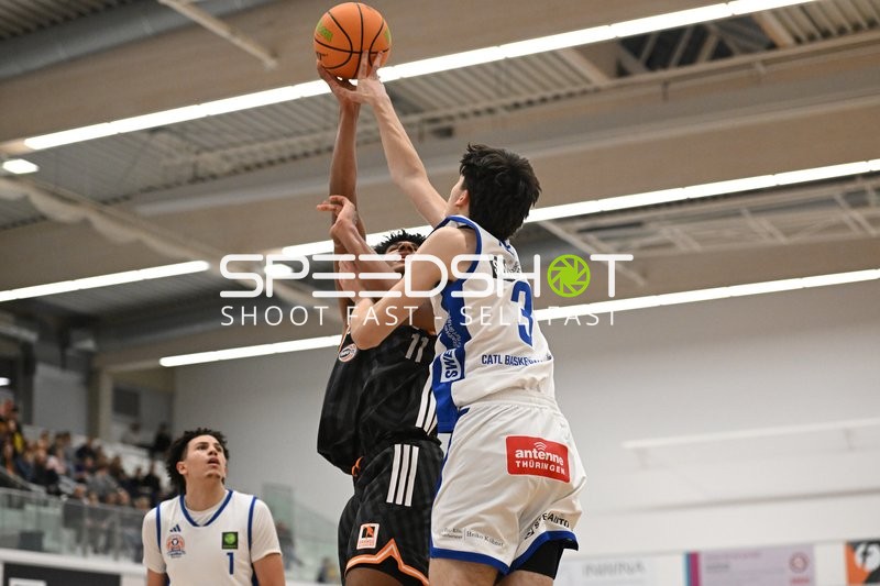 Michael Tyrone Mitchell Jr. (1; CATL Basketball Löwen Erfurt) mit Wurfversuch