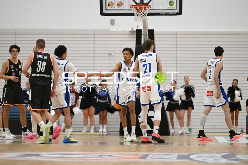 Basketball-Situation mit Tobias Rainer Holbach (17; OrangeAcademy Ulm) und Musa Abra (8; CATL Basketball Löwen Erfurt)