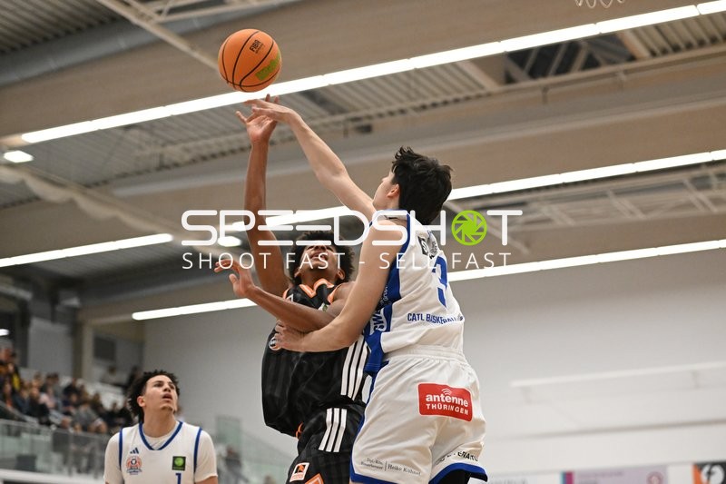 Michael Tyrone Mitchell Jr. (1; CATL Basketball Löwen Erfurt) beim Wurf