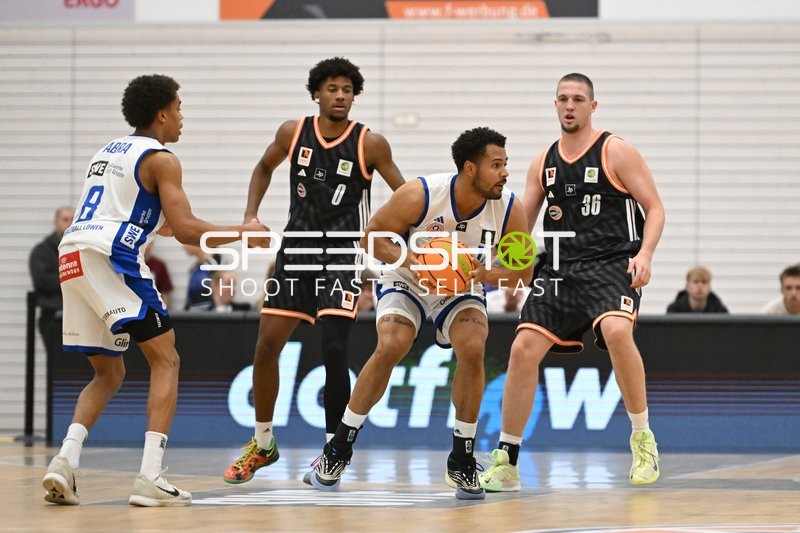 Noah Kamdem (17; CATL Basketball Löwen Erfurt) mit Ball