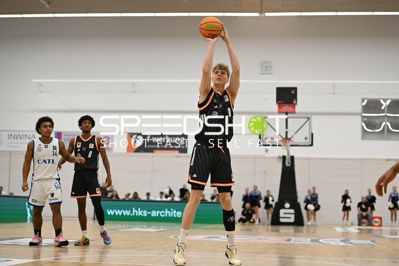 Lenni Kunzewitsch (9; OrangeAcademy Ulm) wirft