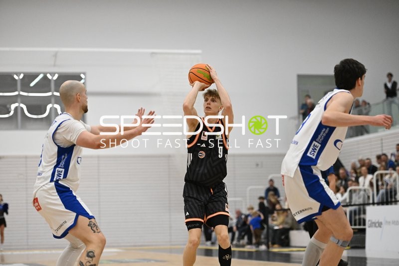 Lenni Kunzewitsch (9; OrangeAcademy Ulm) wirft