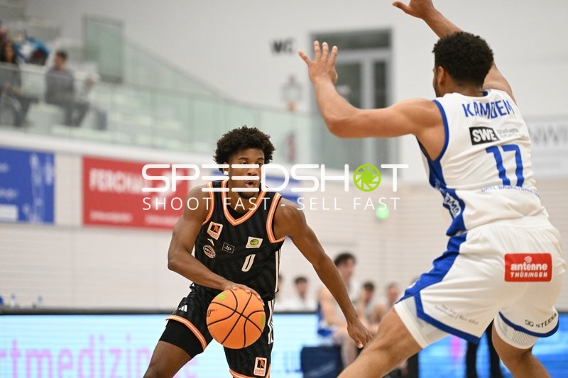 Namori Omog (0; OrangeAcademy Ulm) dribbelt gegen Noah Kamdem (17; CATL Basketball Löwen Erfurt)