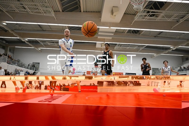 Basketball-Situation mit Paul Albrecht (9; CATL Basketball Löwen Erfurt) und Endurance Aiyamenkhue (10; OrangeAcademy Ulm)