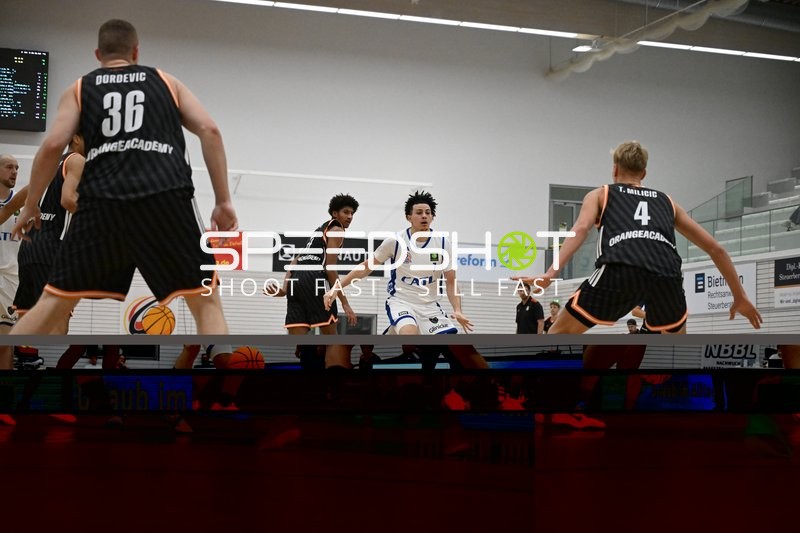 Michael Tyrone Mitchell Jr. (1; CATL Basketball Löwen Erfurt) mit Ball