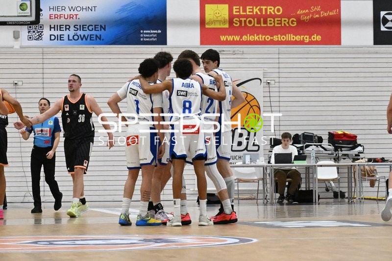Basketball-Situation mit Leonar Fliege (3; CATL Basketball Löwen Erfurt) und Marko Dordevic (36; OrangeAcademy Ulm)
