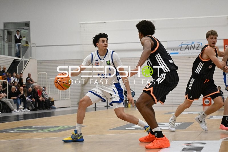 Michael Tyrone Mitchell Jr. (1; CATL Basketball Löwen Erfurt) dribbelt gegen Joel Cwik (1; OrangeAcademy Ulm)