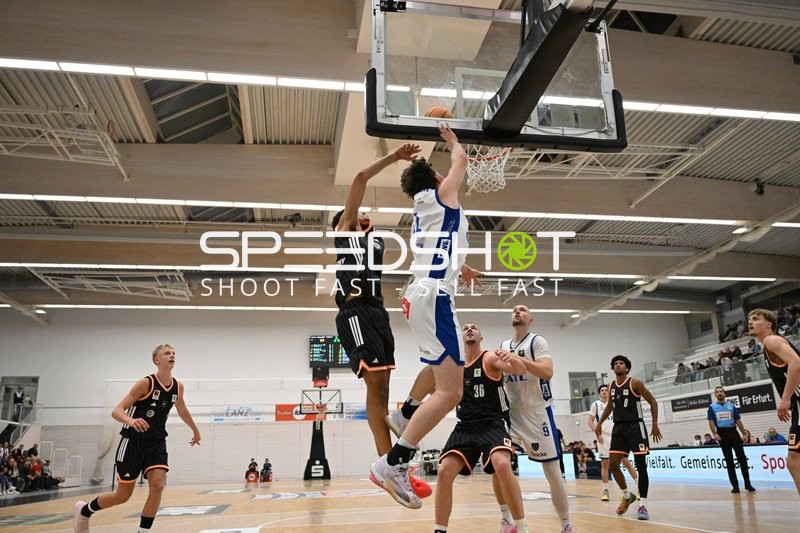 Joel Cwik (1; OrangeAcademy Ulm) am Korb