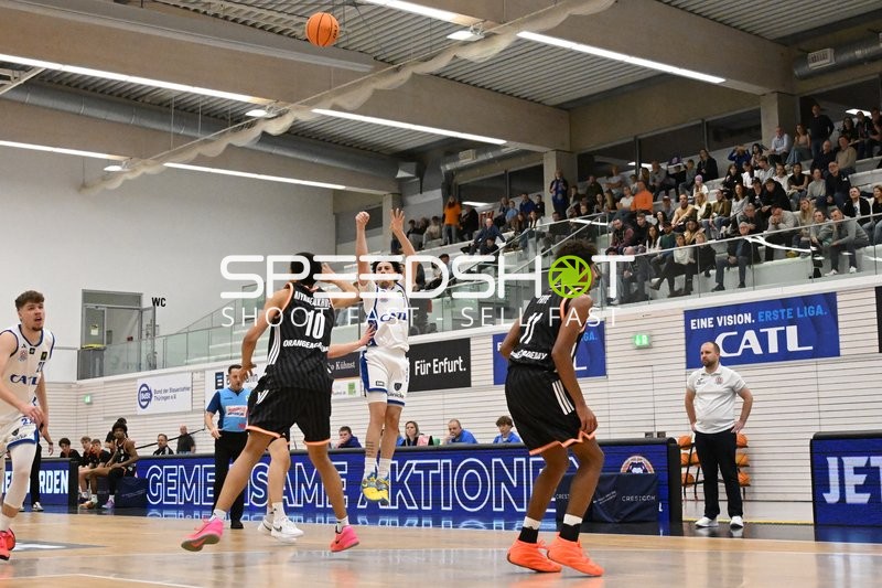 Michael Tyrone Mitchell Jr. (1; CATL Basketball Löwen Erfurt) wirft über Verteidigung