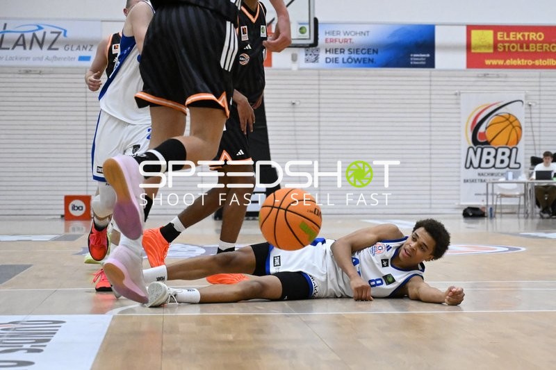 Kayaan Yeboah (8; OrangeAcademy Ulm) am Boden mit Ball