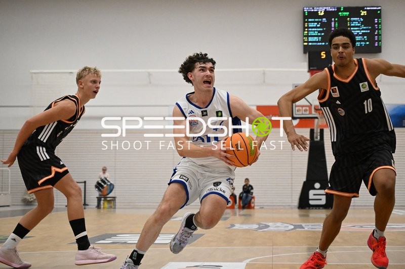 Samuel Elias Nellessen (44; CATL Basketball Löwen Erfurt) mit Ball