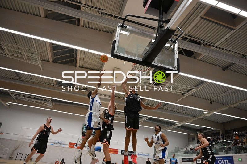 Marko Dordevic (36; OrangeAcademy Ulm) blockt, Noah Kamdem (17; CATL Basketball Löwen Erfurt) bereit