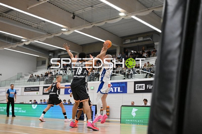 Endurance Aiyamenkhue (10; OrangeAcademy Ulm) wirft gegen Verteidigung