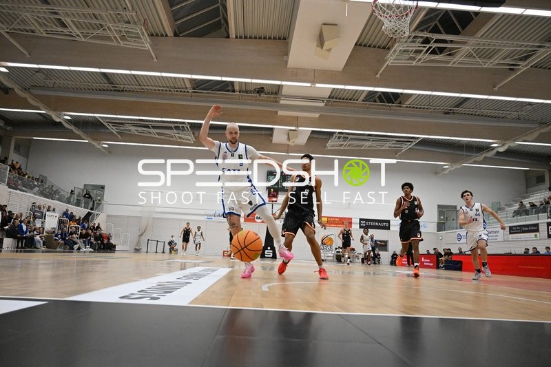 Paul Albrecht (9; CATL Basketball Löwen Erfurt) mit Ball unter Druck