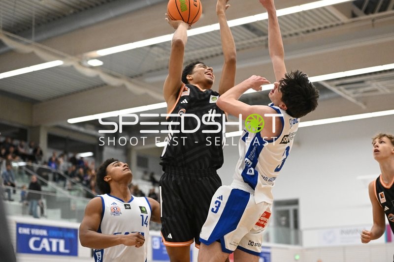 Oliver Jentzsch (10; CATL Basketball Löwen Erfurt) mit Wurfversuch