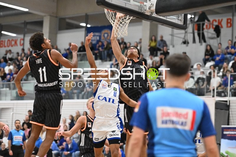 Meissa Faye (11; OrangeAcademy Ulm) verteidigt