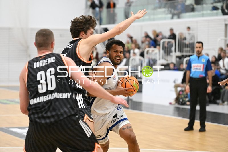 Noah Kamdem (17; CATL Basketball Löwen Erfurt) greift den Korb an