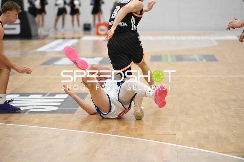 Oliver Jentzsch (10; CATL Basketball Löwen Erfurt) am Boden nach Zweikampf