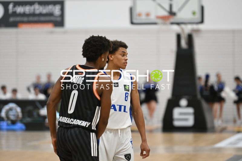 Musa Abra (8; CATL Basketball Löwen Erfurt) und Namori Omog (0; OrangeAcademy Ulm) auf dem Spielfeld