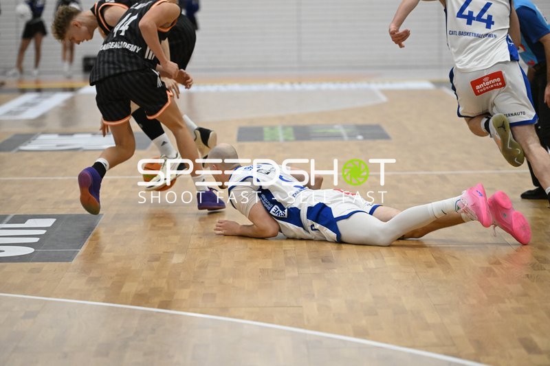 Zoran Milicic (44; OrangeAcademy Ulm) mit Ball, Luca Förster (5; CATL Basketball Löwen Erfurt) und Samuel Elias Nellessen (44; CATL Basketball Löwen Erfurt) verteidigen