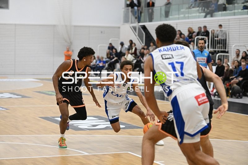 Musa Abra (8; CATL Basketball Löwen Erfurt) mit Ball