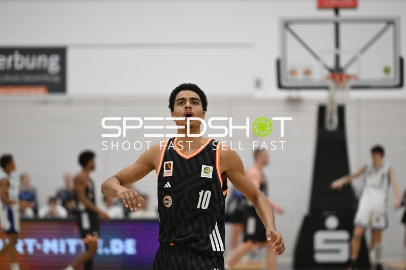 Basketball-Situation mit Endurance Aiyamenkhue (10; OrangeAcademy Ulm)