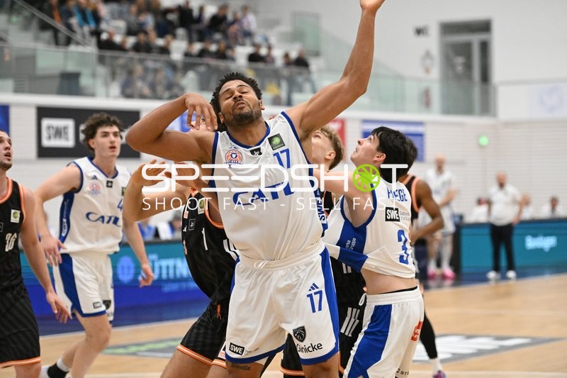 Kampf um den Rebound von Noah Kamdem (17; CATL Basketball Löwen Erfurt)