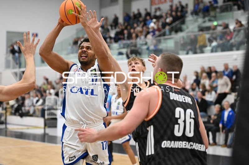 Noah Kamdem (17; CATL Basketball Löwen Erfurt) mit Korbleger gegen Zoran Milicic (44; OrangeAcademy Ulm)