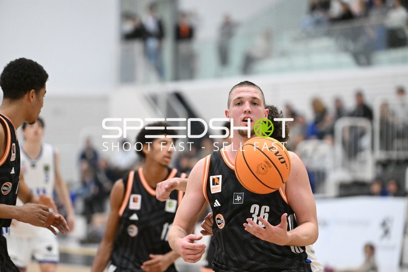 Marko Dordevic (36; OrangeAcademy Ulm) fängt den Ball