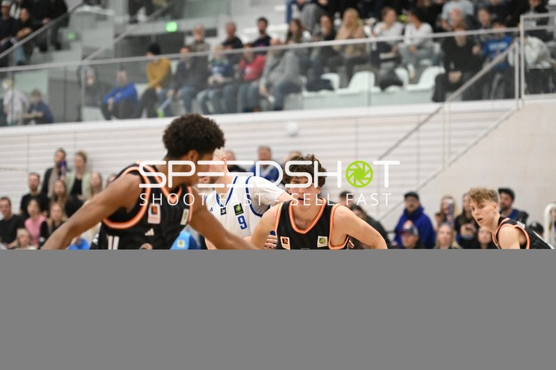 Tobias Rainer Holbach (17; OrangeAcademy Ulm) verteidigt