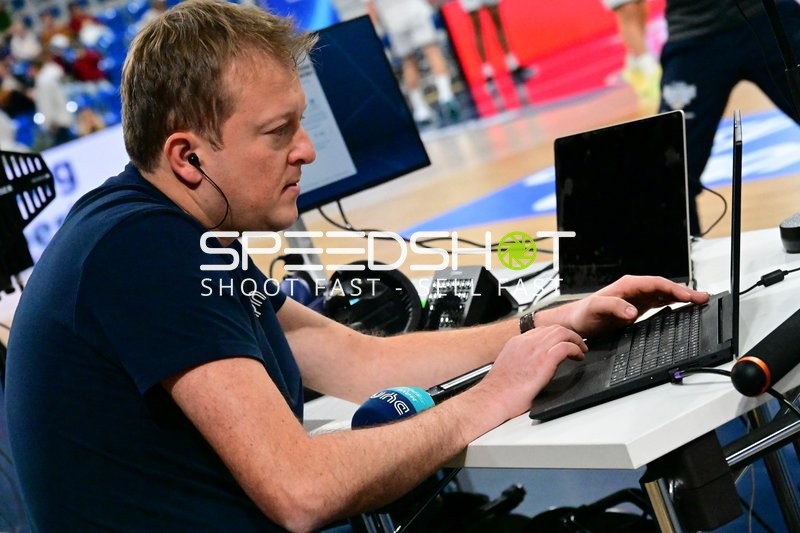 Person am Laptop am Spielfeldrand