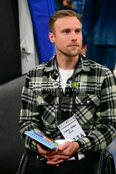 Person im Publikum mit Akkreditierung