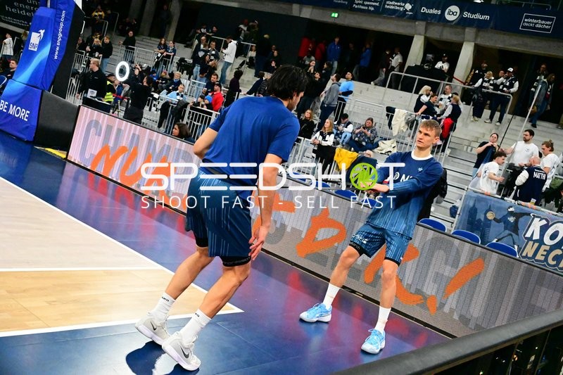 Aufwärmen mit Niklas Würzner (2; MLP Academics Heidelberg)