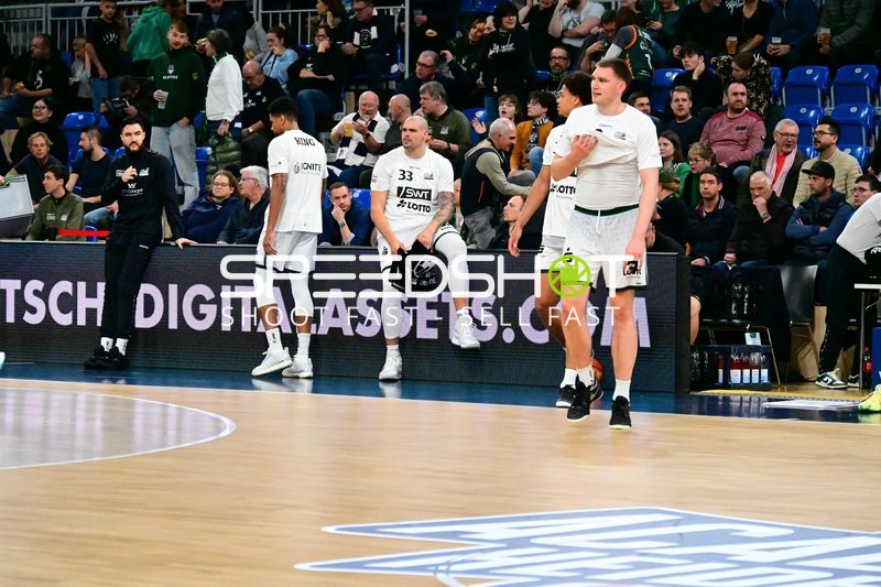 Trainer Jacques Schneider (999; Gladiators Trier) mit Spielern auf dem Feld