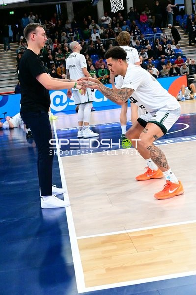 Basketball-Situation mit Nolan Adekunle (22; Gladiators Trier)